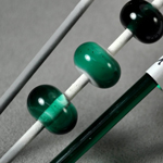 "Unique 2 is more like a Columbian Emerald. Definitely green, but definitely a blue green.
Just a gorgeous shade of green." Read more at DragonJools blog: http://dragonjools.blogspot.com/2010/06/cim-590-2-great-bluedini-unique-2.html.